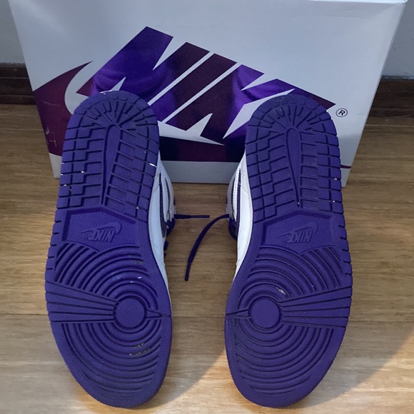 Jordan 1 high metallic purple they have used so some paint is coming off - Picture 3 of 9
